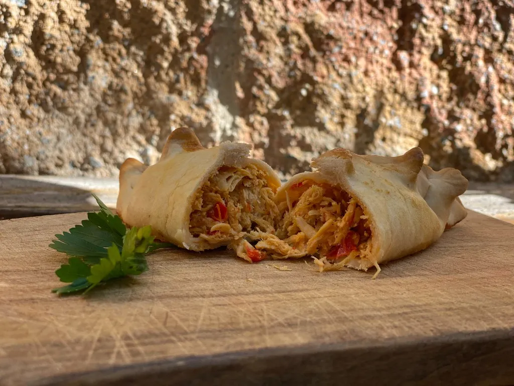 Hähnchen-Empanada im Schnitt, mit Cajun-gewürztem Hähnchen und Paprika