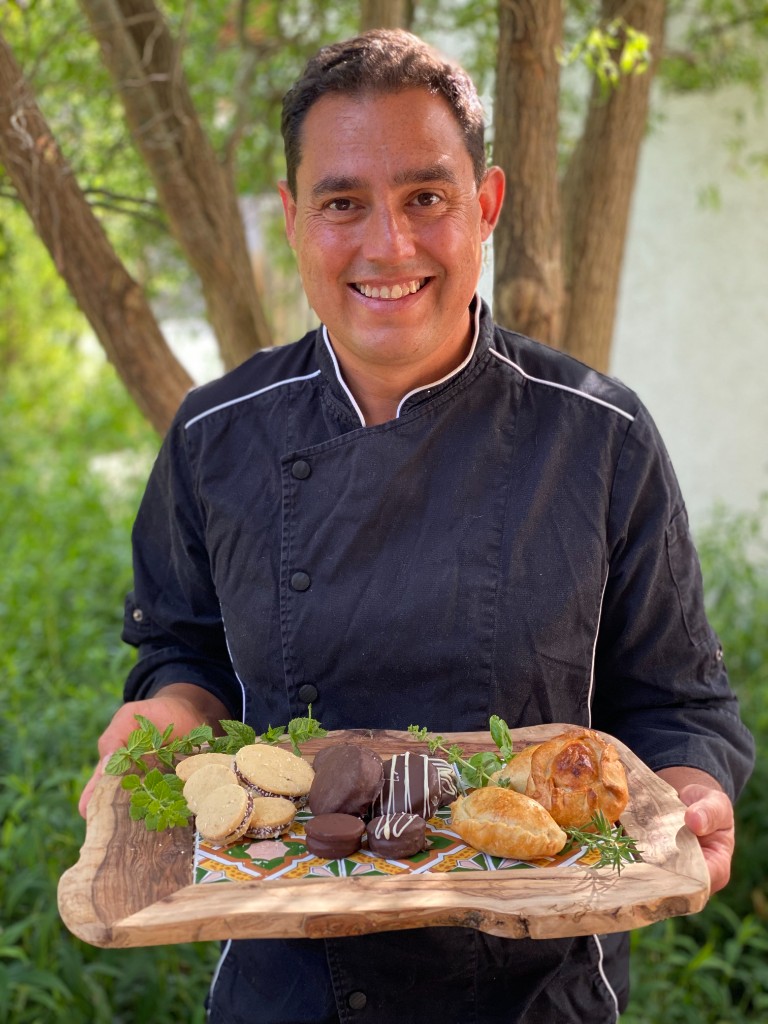 Diego mit einer Auswahl seiner handgemachten Empanadas und Alfajores.